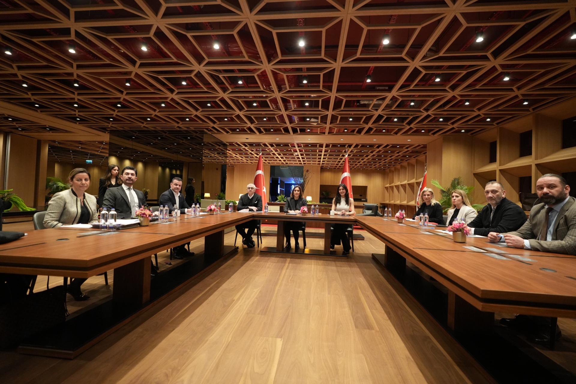 Dört büyük kulübün kadın futbol yönetimleri bir araya geldi
